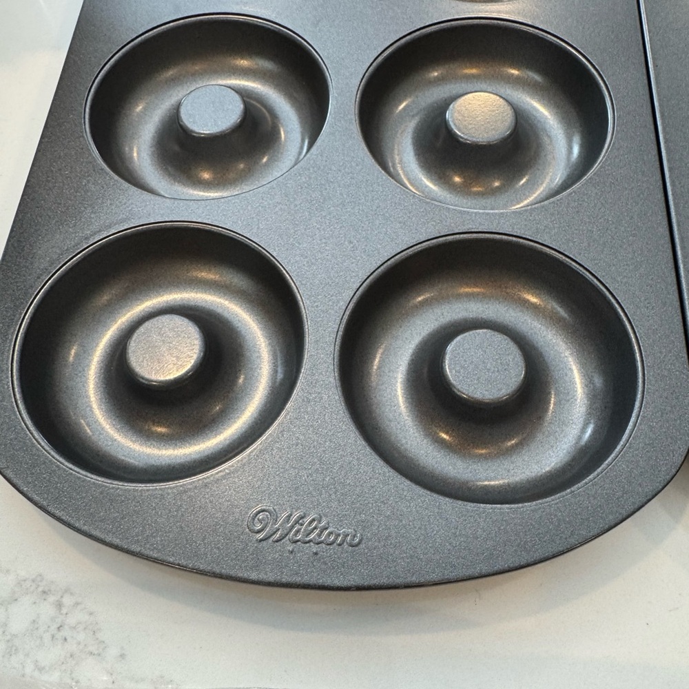WILTON 4 pack donut Pans - Picture 6 of 10